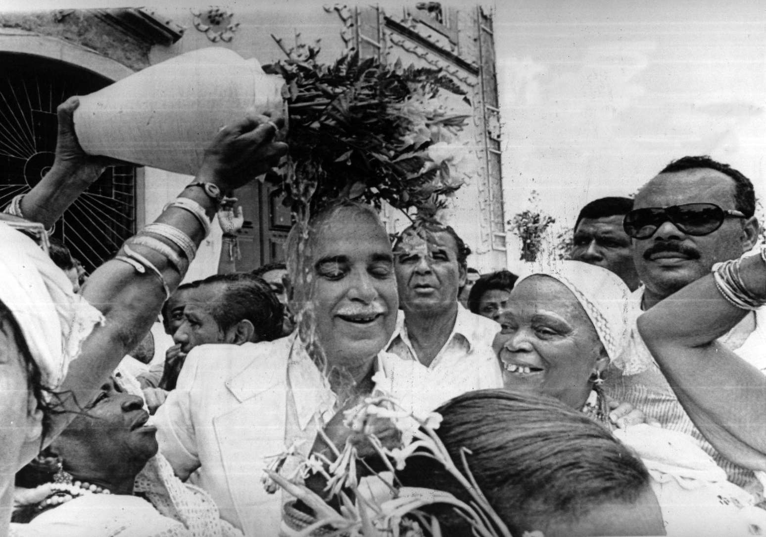Ant&ocirc;nio Carlos Magalh&atilde;es recebe banho de folhas na Lavagem do Bonfim, em Salvador, em 1983