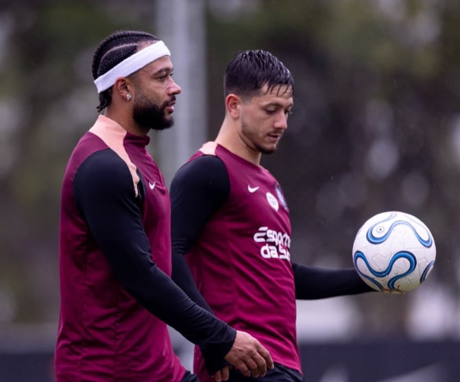Torcida do Corinthians sai com dó dos jogadores após cobrança no centro de treinamento