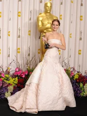 Atriz posa com seu primeiro Oscar