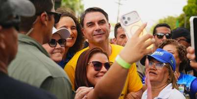 Flávio Bolsonaro tira foto com apoiadores em ação da campanha Foto: Divulgação / Estadão