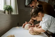 Sorvete caseiro de caramelo salgado entrega sabor de gelato sofisticado