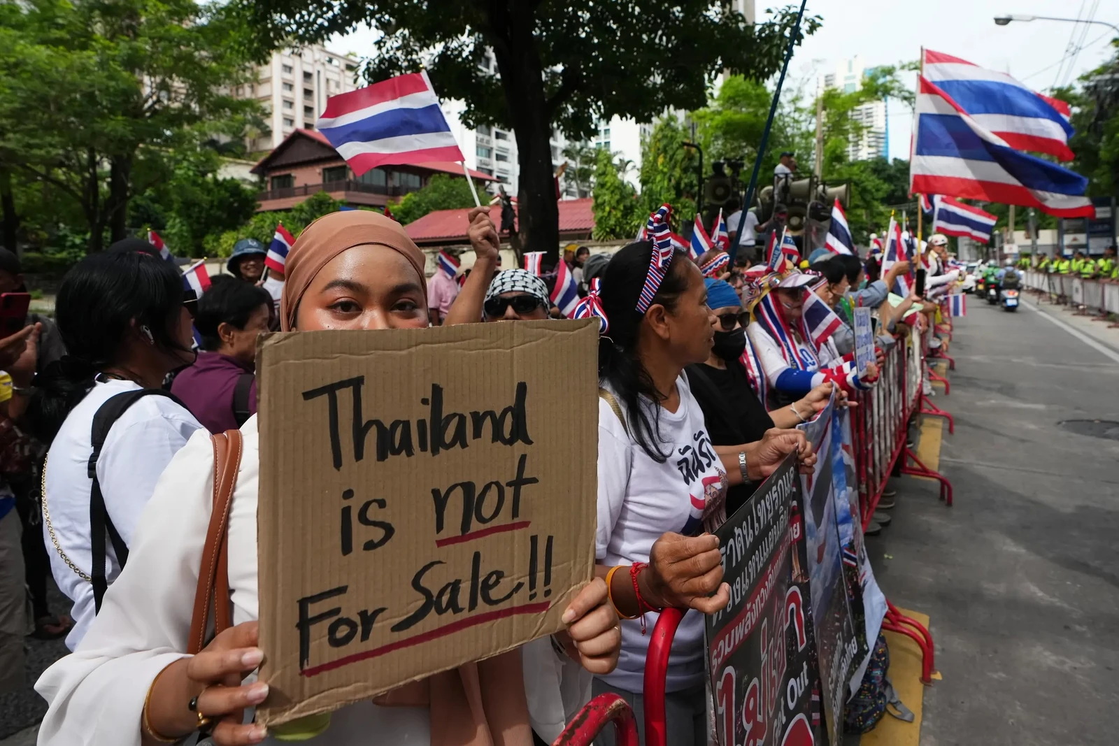 Incêndios eclodem em vila palestina após forças israelenses lançarem gás lacrimogêneo, dizem autoridades