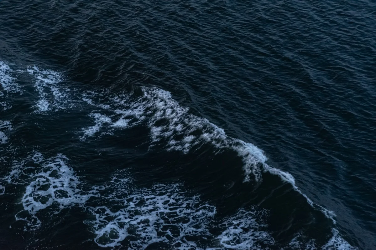 Foto colorida de oceano - Cientistas descobrem ‘ondas escuras’ que deixam os oceanos sem luz - Metrópoles