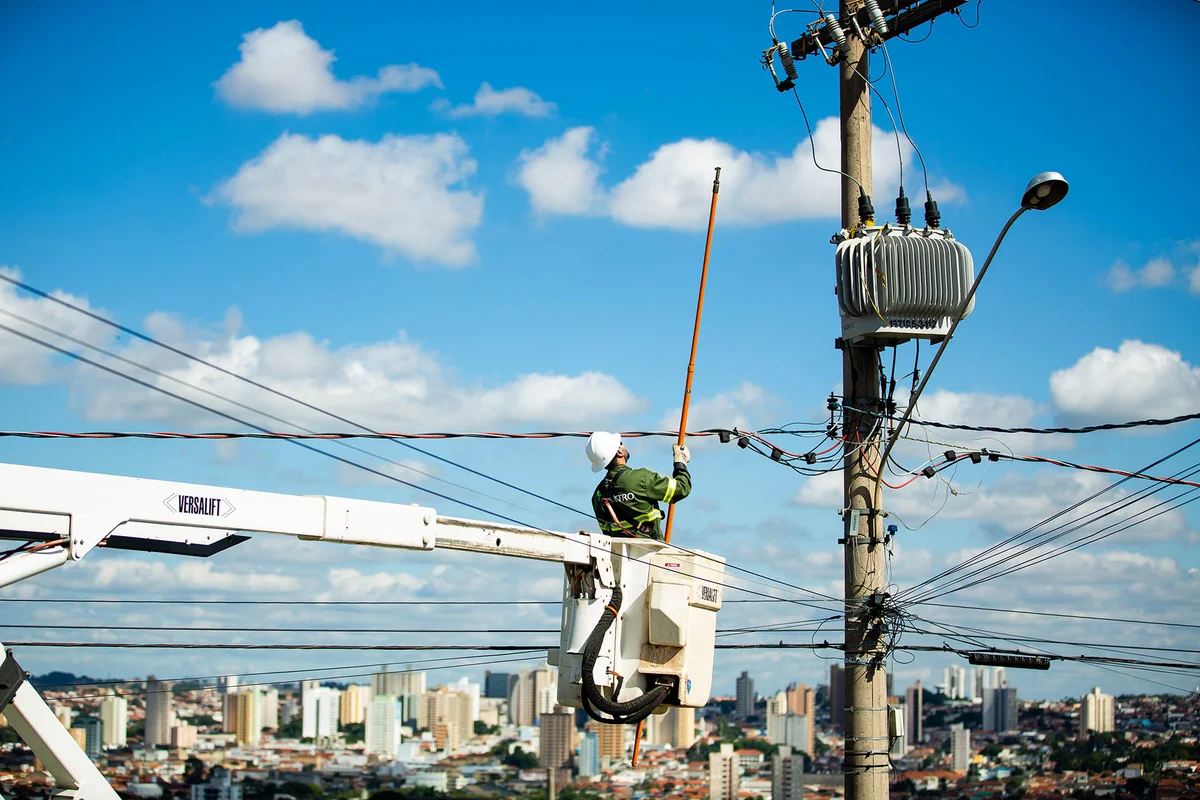 Pessoa mexendo em um poste - Metrópoles