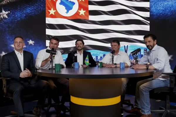 Tarcísio faz live com Flávio e diz que “antipetismo” aparecerá na urna