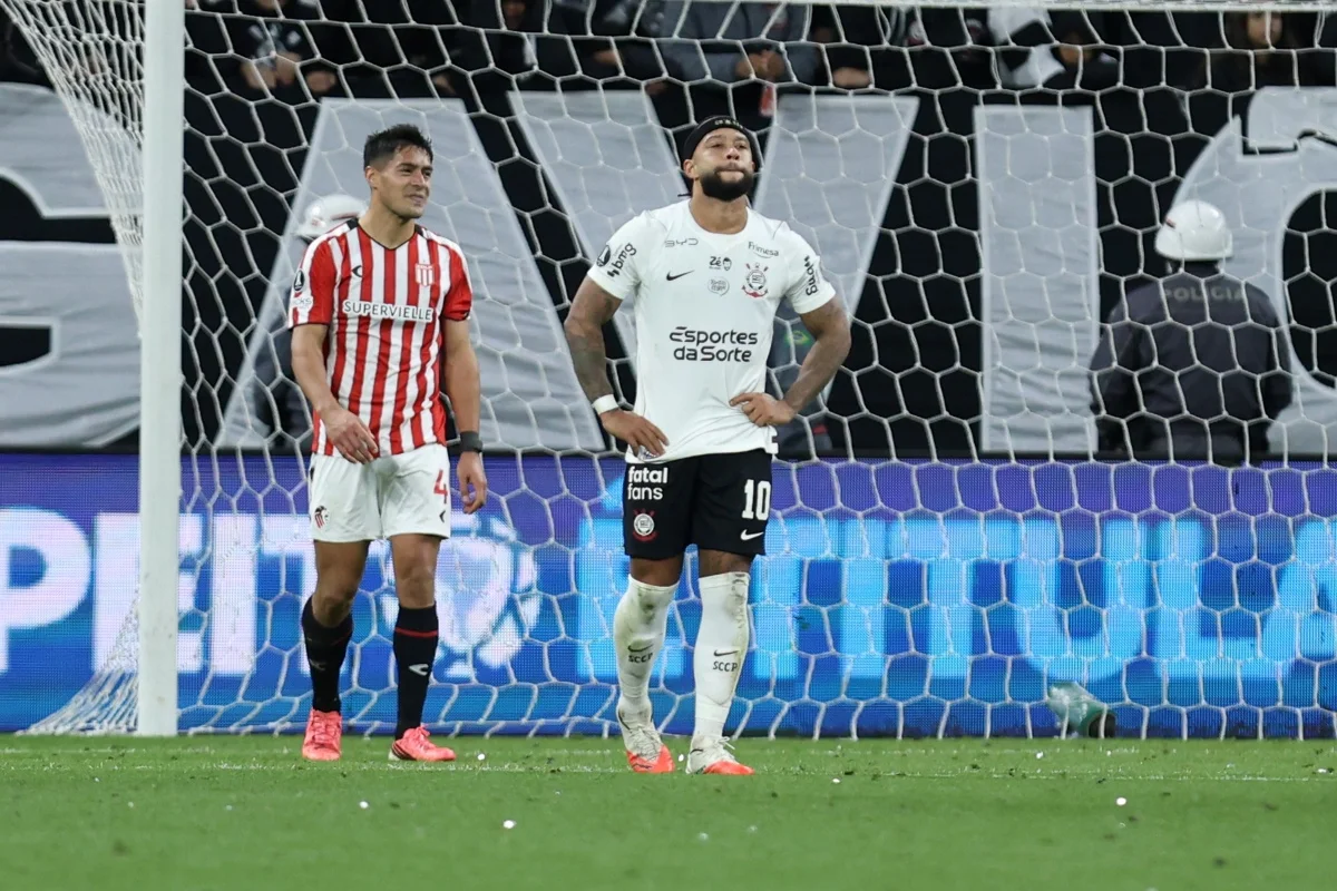 Memphis Depay em eliminação do Corinthians na Libertadores