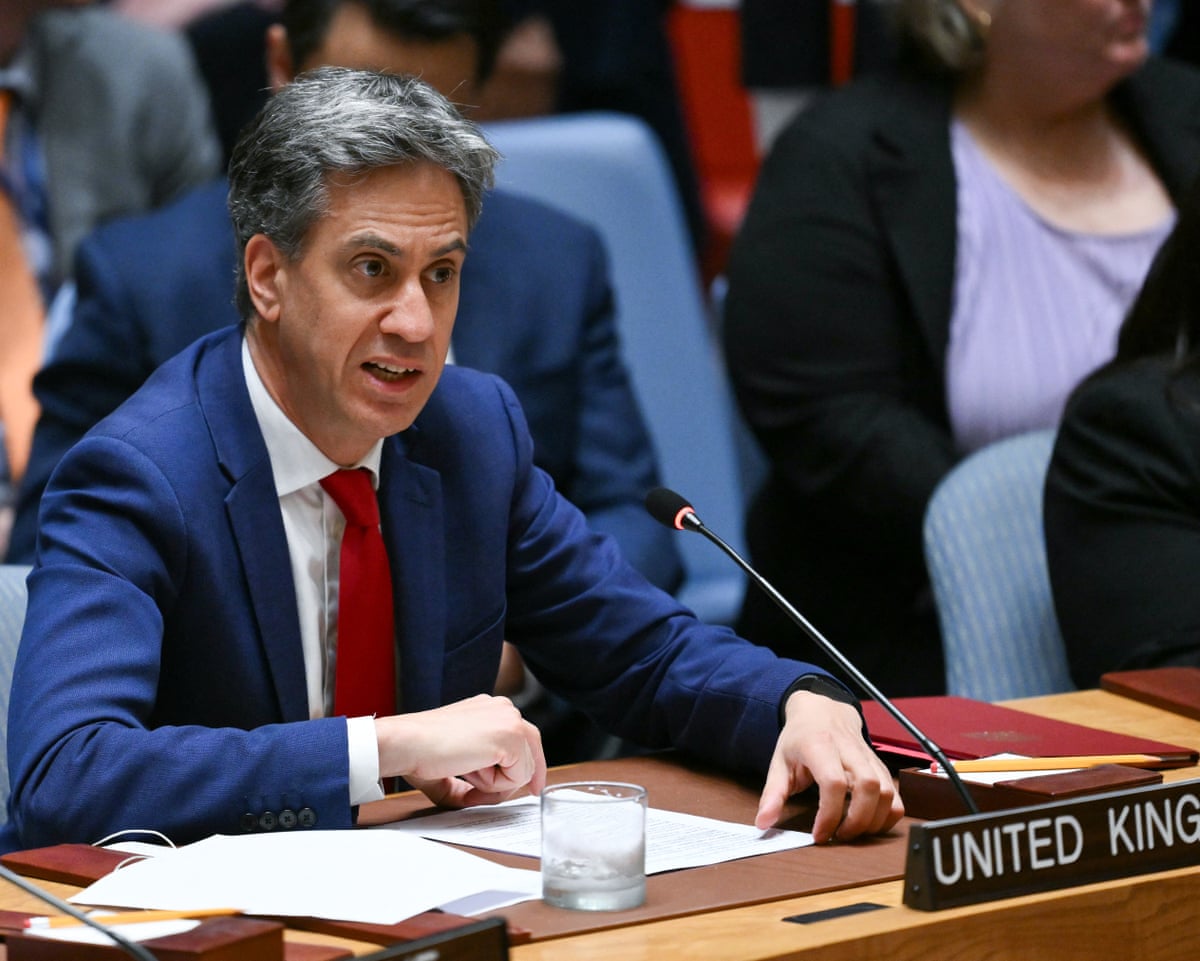 Ed Miliband encontra-se com o ministro das Relações Exteriores do Irã enquanto Teerã oferece ultimato aos EUA sobre o estreito de Ormuz