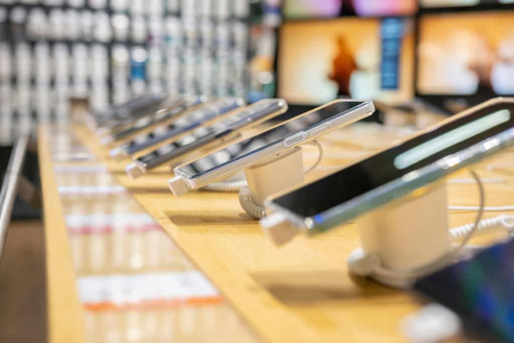 Escassez de memória força fabricantes a testar chips, mudar projetos e rever preços dos aparelhos