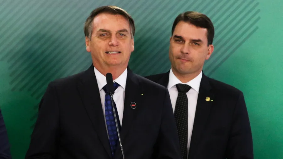 Flávio entra no radar do STF exatamente 1 ano depois da condenação do pai