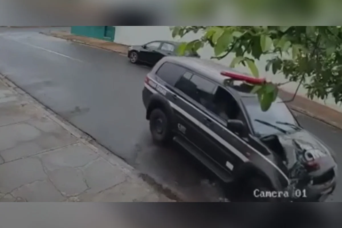 Vídeo mostra carro de servidor da PC atingindo motos antes de bater em árvore