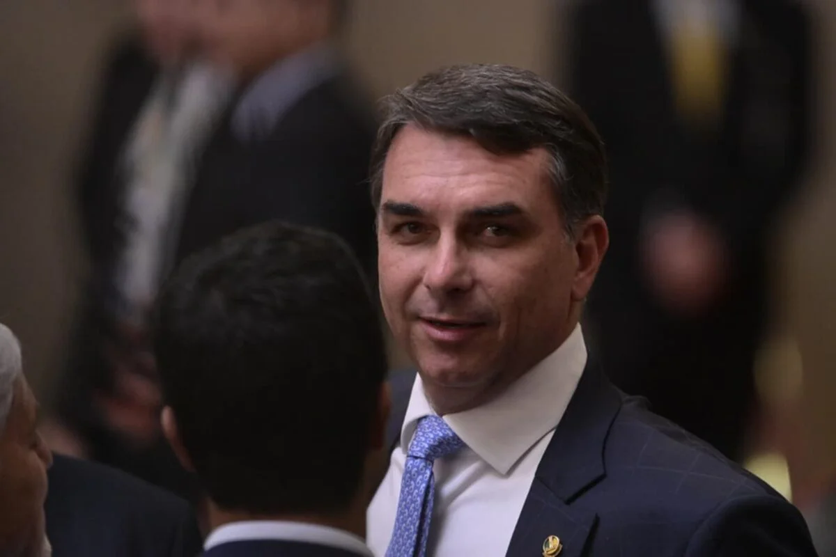 imagem colorida de flávio bolsonaro