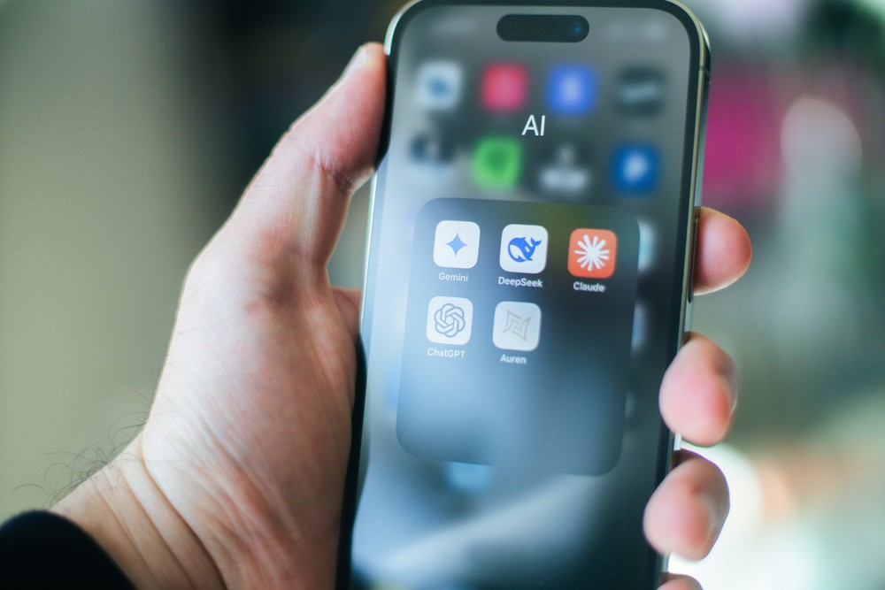 Aplicativos de inteligência artificial, como Gemini, DeepSeek, Claude e ChatGPT — Foto: Reprodução/Unsplash