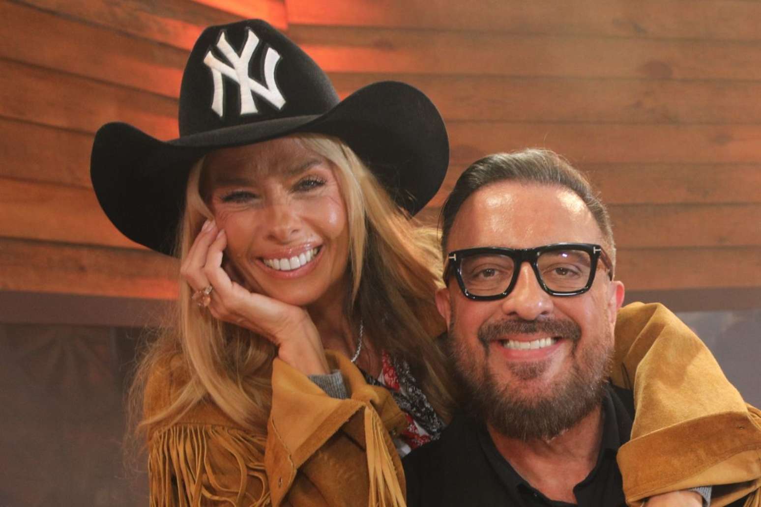 Galisteu posa com Rodrigo Carelli, diretor do reality, durante coletiva de A Fazenda