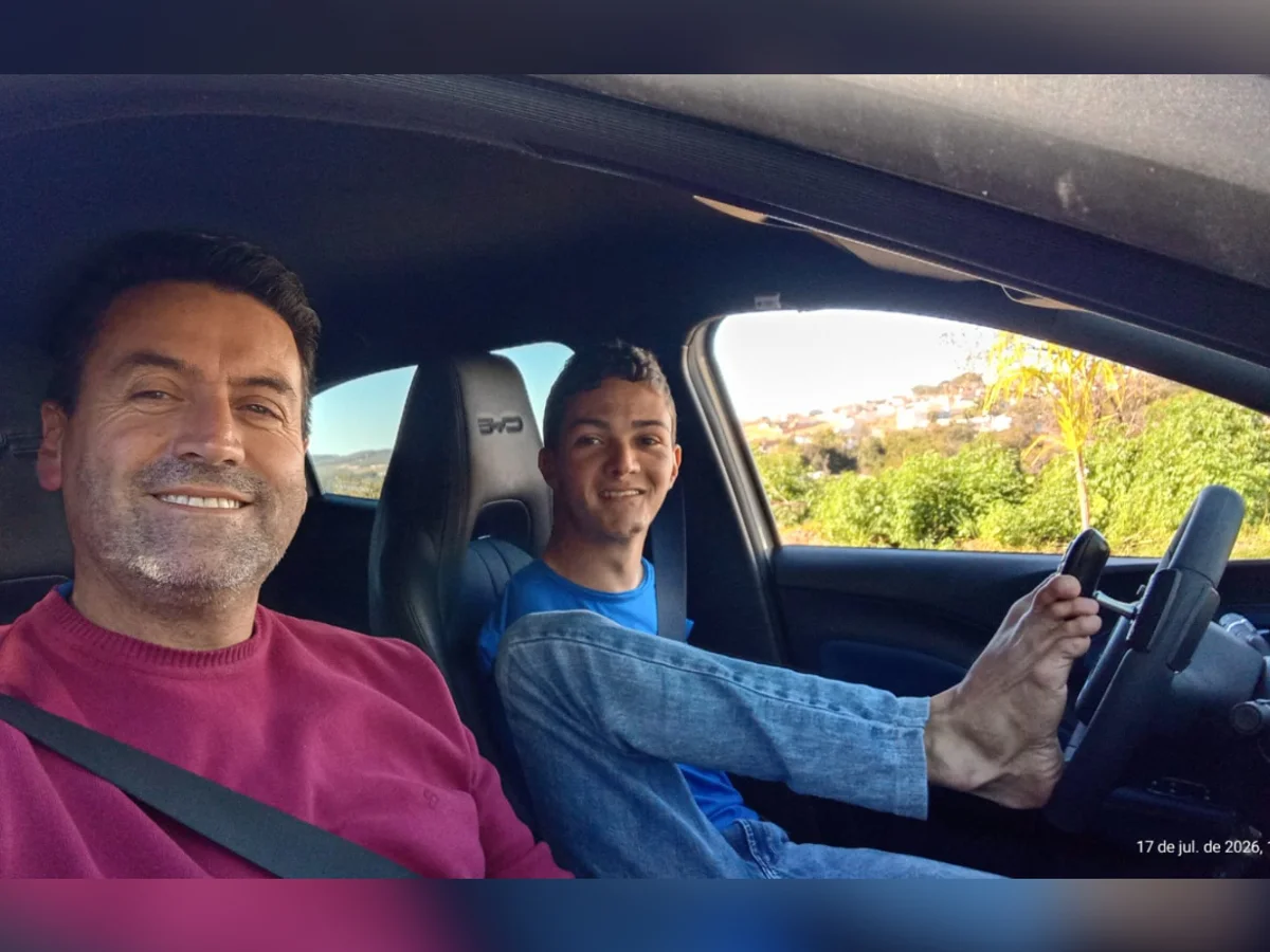 Sem braços, mineiro dirige com os pés, tira CNH e sonha com carro próprio