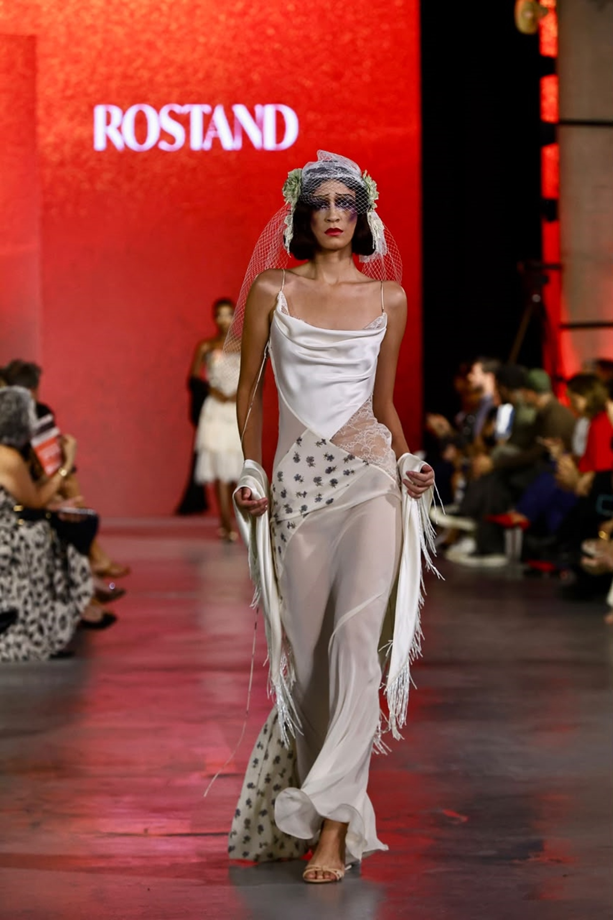Vestido com corte em viés e recortes
