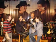 Ao final da nota, Chitãozinho e Xororó rasgaram elogios para o cantor que faz dupla com Renner