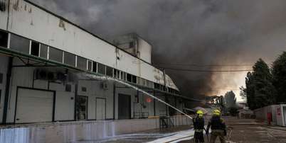 Bombeiros trabalham no local de um ataque de drone russo perto de Odesa, Ucrânia, em 13 de setembro de 2026. Foto: RFI