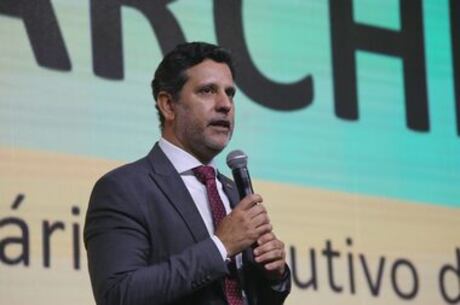 Ministro da Educação defende Pé-de-Meia e planeja expansão para todo o ensino médio público
