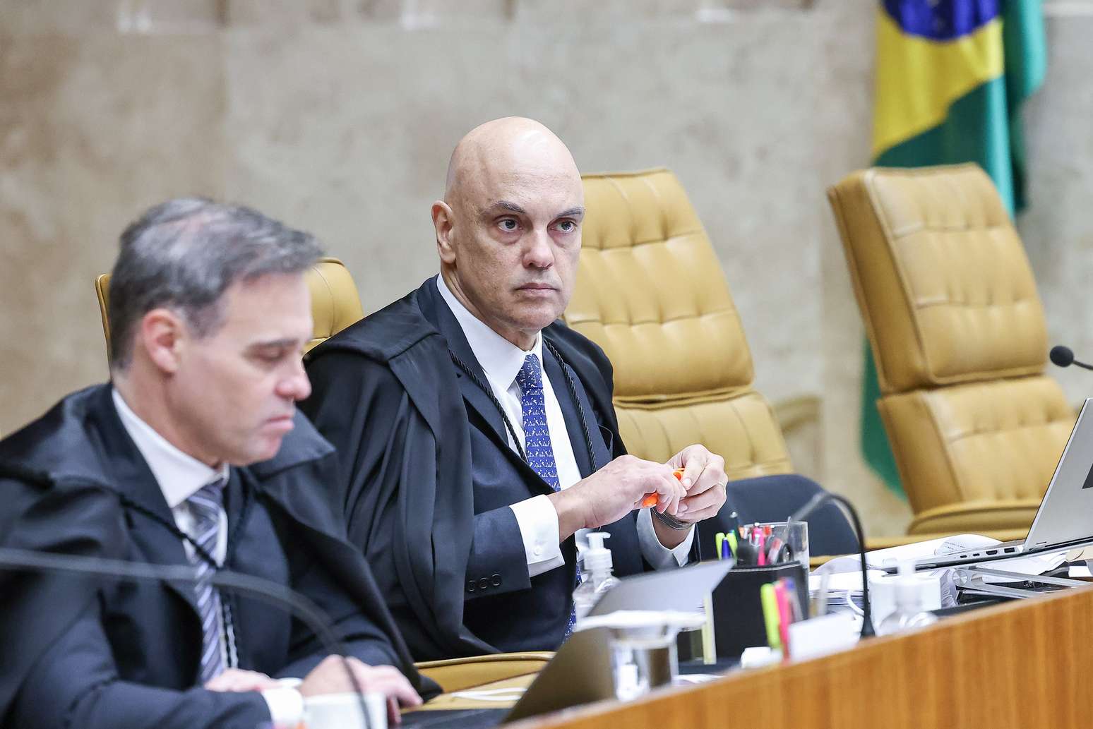 Os ministros do STF André Mendonça e Alexandre de Moraes
