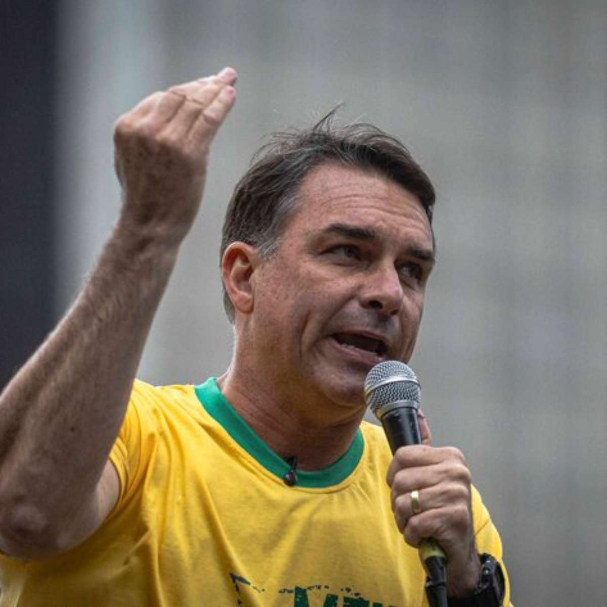 Flávio Bolsonaro é investigado em inquérito autorizado por Mendonça sobre financiamento de 'Dark Horse'