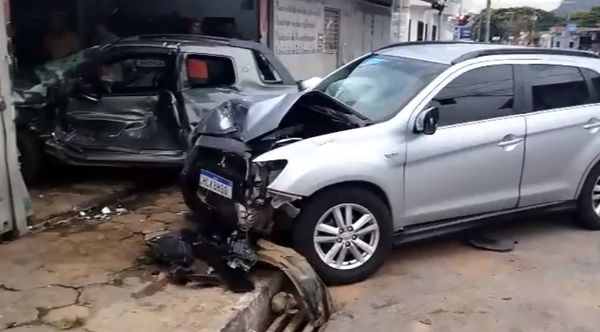 Mulher morre após idosa sofrer apagão e bater contra veículo dela em MG; bebê que estava no carro sobreviveu