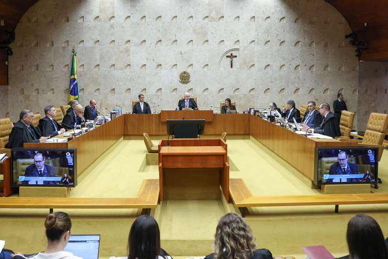 Em meio à crise, STF retoma sessão e decide em julgamento igualar licença maternidade de mães biológicas e adotivas