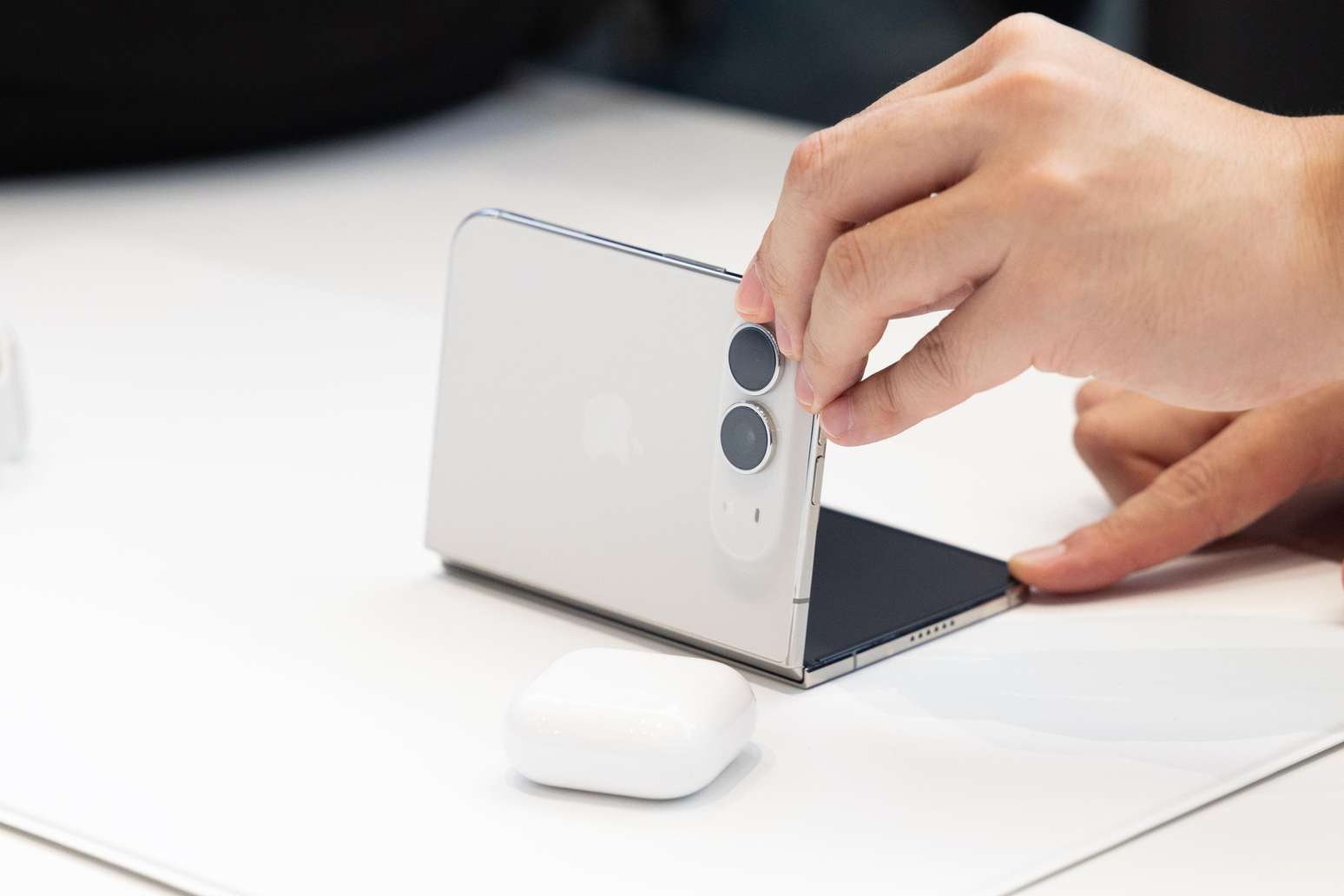 Imagem da matéria: Apple lança iPhone dobrável Duo com preço a partir de R$ 10 mil