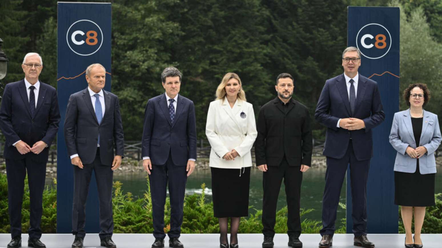 Na sexta-feira (18), presidente ucraniano, Volodymyr Zelensky, participou de uma cúpula do C8 (Polônia, Ucrânia, Romênia, Sérvia, Eslováquia, República Tcheca, Áustria e Hungria), realizada em Ivano-Frankivsk, na Ucrânica. (18/09/2026)