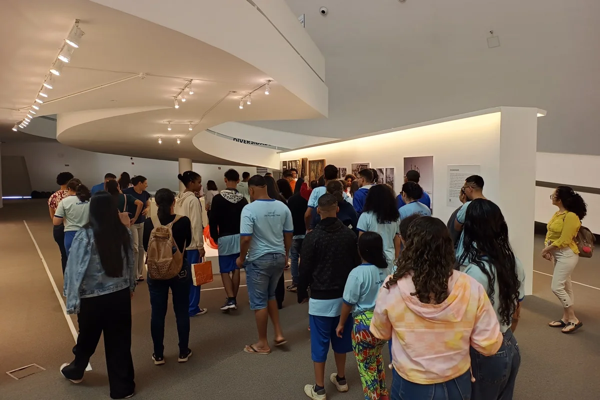 Imagem da matéria: Alunos do EJA de Planaltina visitam a exposição Utopias em Construção