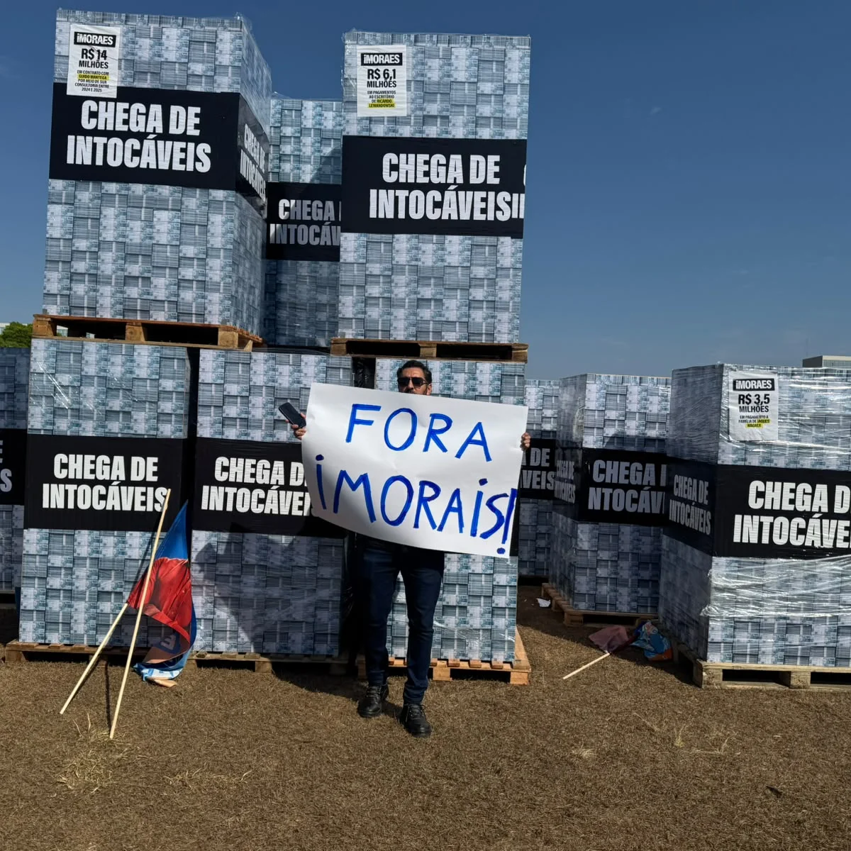 Manifestantes protestam contra Moraes antes de início de sessão no STF