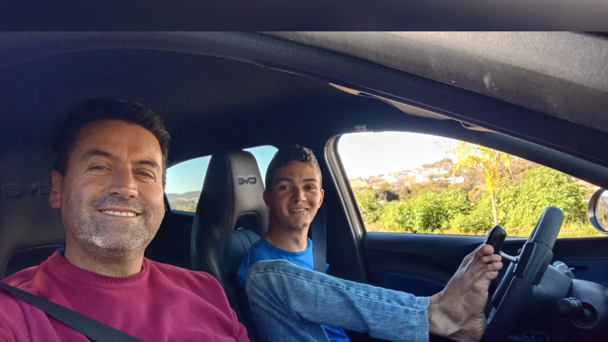 Sem braços, mineiro dirige com os pés, tira CNH e sonha com carro próprio