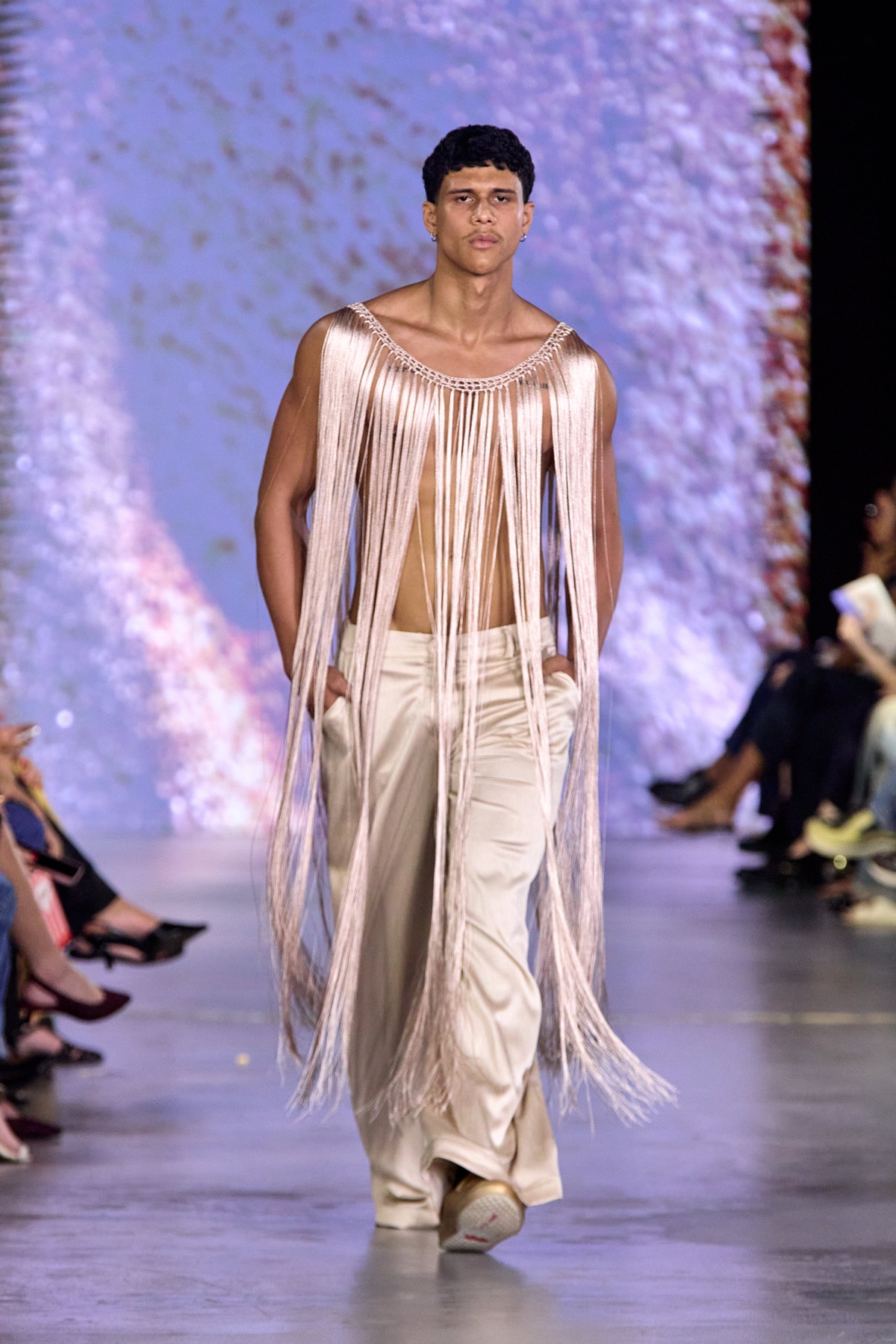 Franjas e movimento são tendência nos desfiles do Metrópoles Catwalk
