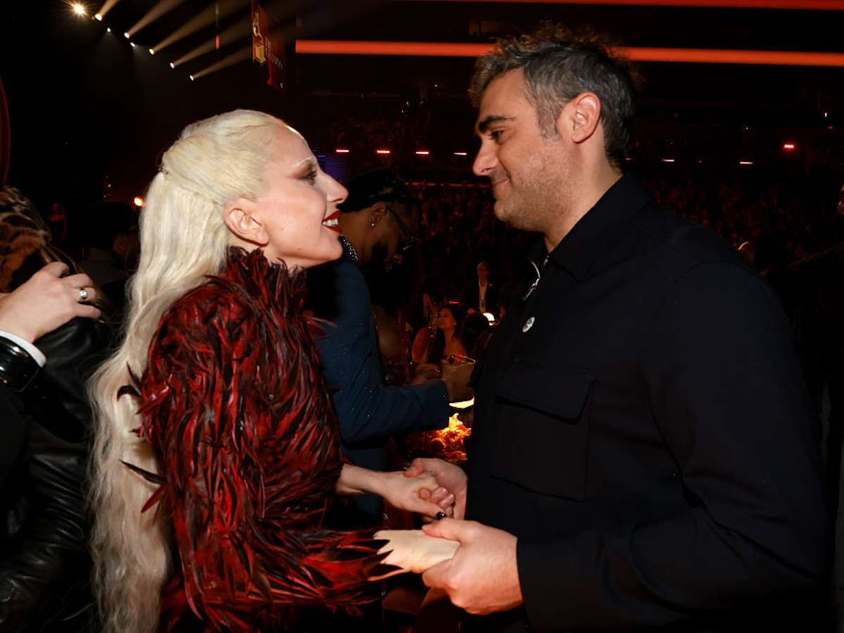 Mamãe! Lady Gaga aparece com bebê no colo pela primeira vez