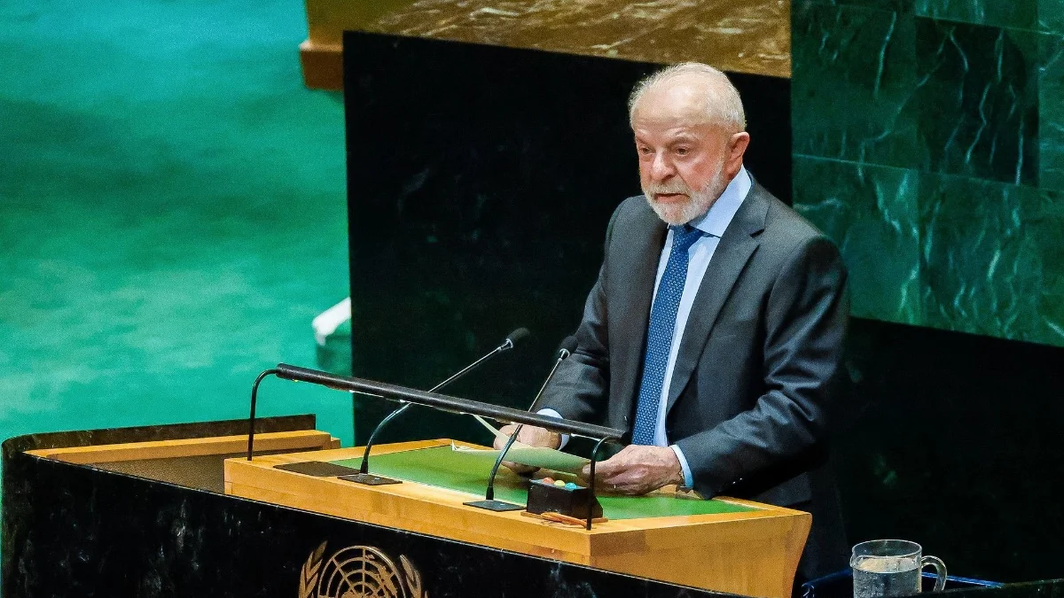 A caminho da ONU, Lula diz que Brasil respeita todos e "exige respeito"