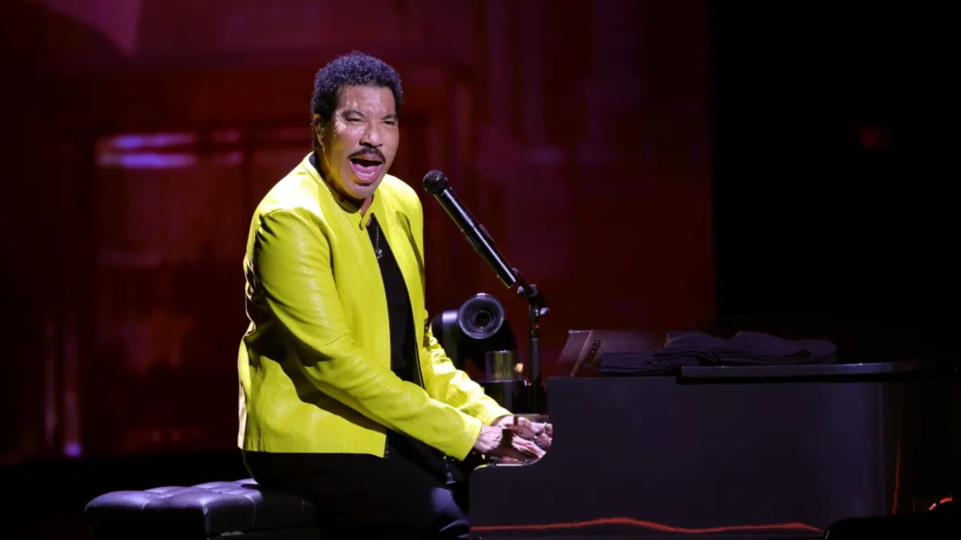 Lionel Richie hospitalized after St. Louis concert
