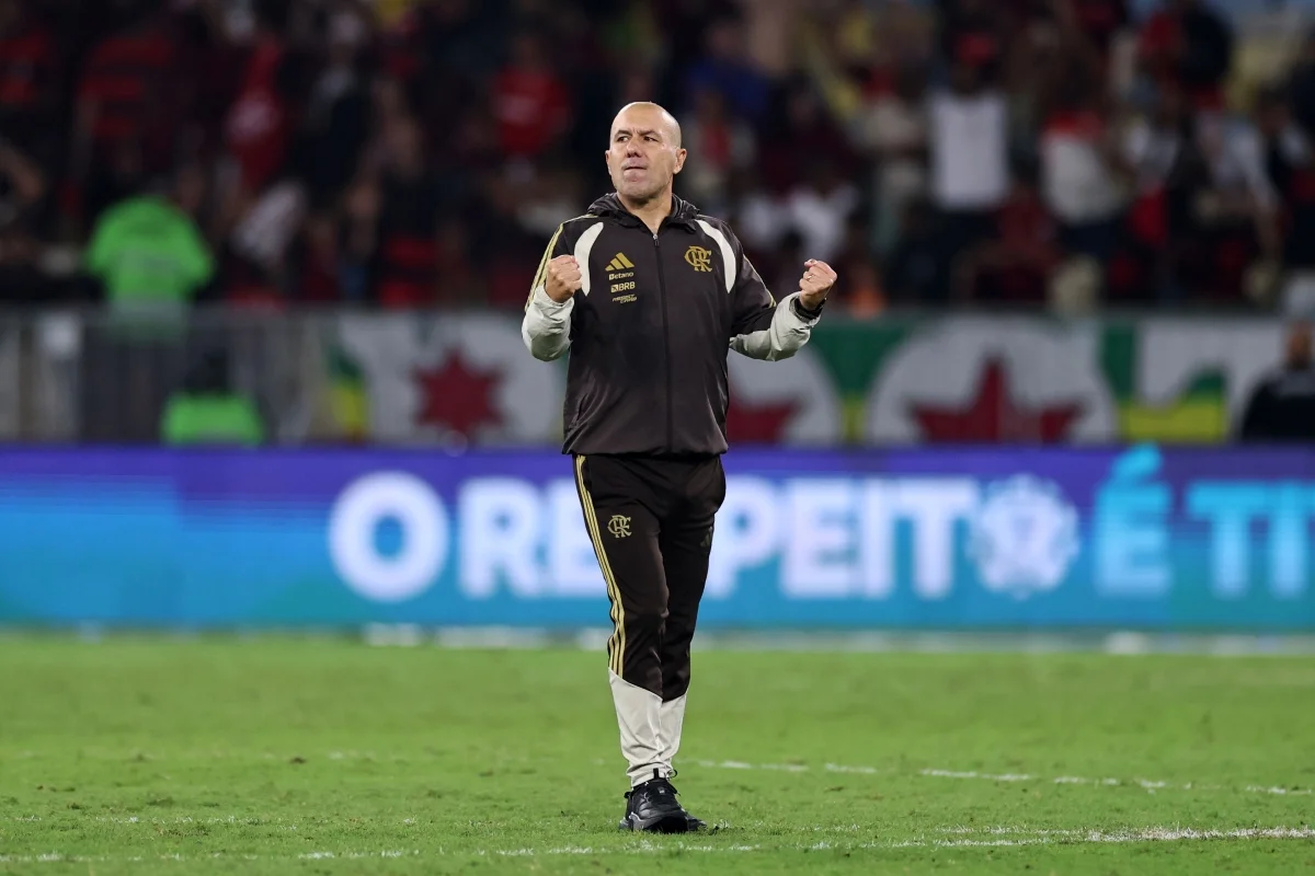 Leonardo Jardim elogia torcida do Flamengo e critica gramado do Maracanã