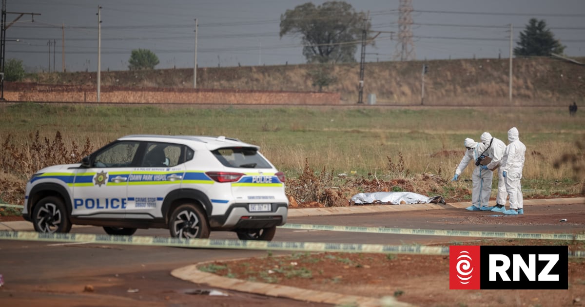 A polícia sul-africana encontra o corpo de uma nona mulher perto de Joanesburgo, e os temores sobre um assassino em série aumentam.