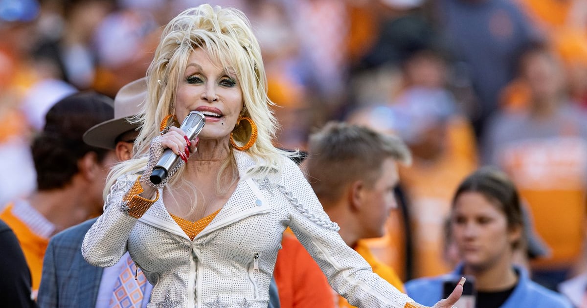 O sobrinho de Dolly Parton é acusado de ameaçar violência e querer destruir o legado da cantora