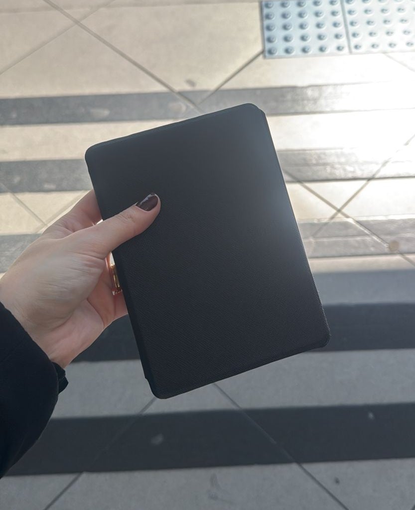 Jovem deixa kindle cair nos trilhos do metrô e filma resgate inusitado