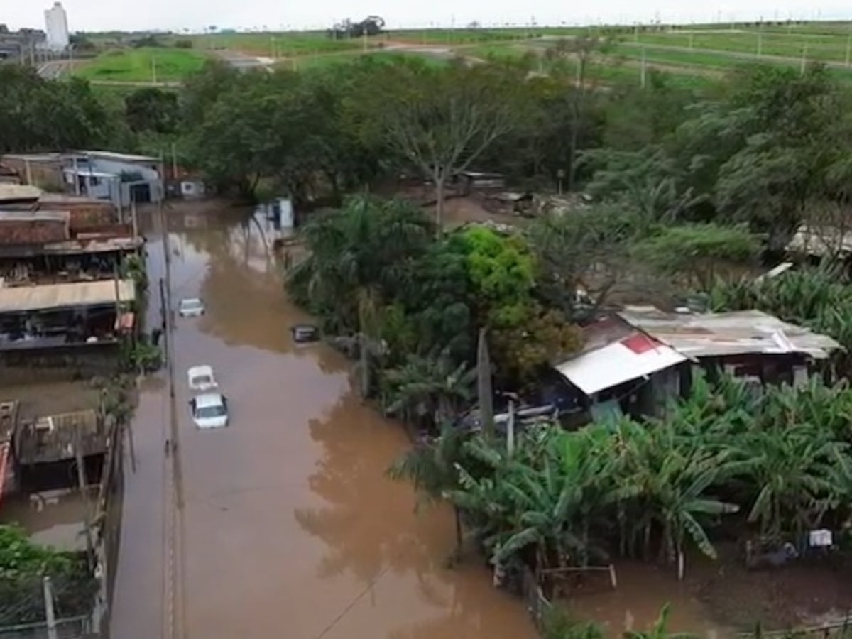 Temporal no interior de SP atinge mais de 100 casas e população é resgatada de bote