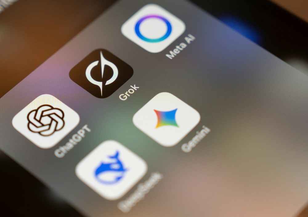 Aplicativos de inteligência artificial generativa, como ChatGPT, Grok, Gemini e Meta AI, instalados em um smartphone — Foto: Salvador Rios/Unsplash