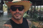 Fernando Fernandes pode de óculos escuros para as redes sociais