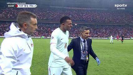 Preocupação! Mbappé sente dores após o gol, recebe atendimento e sai minutos depois