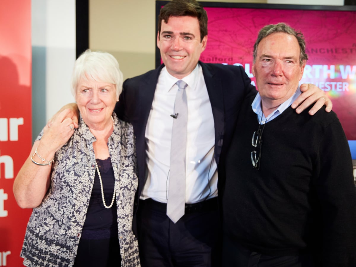 Andy Burnham cancela compromissos após anúncio da morte de seu pai