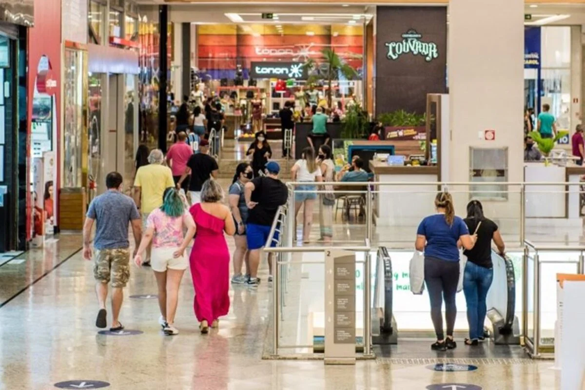 Imagem colorida de movimentação em comércio de shopping